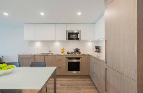 Downtown Vancouver Hotel | Deluxe One Bedroom Apartment in Trendy Yaletown