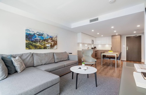 Downtown Vancouver Hotel | Deluxe One Bedroom Apartment in Trendy Yaletown