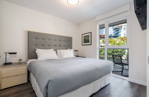 Downtown Vancouver Hotel | Deluxe One Bedroom Apartment in Trendy Yaletown