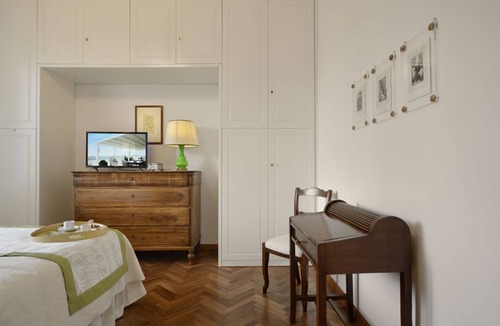 Terranuova Bracciolini Bed & Breakfast | Deluxe Room Nero su Bianco with A/C and Private Bathroom in Villa le Facezie B&B