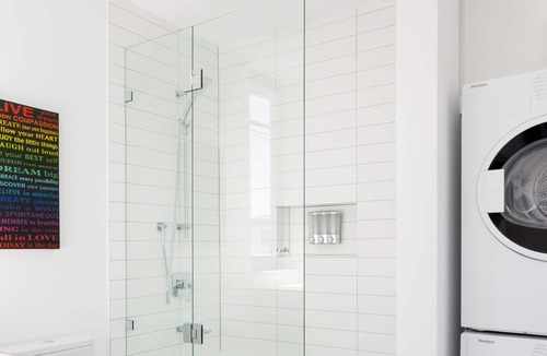 Arbutus Ridge House | Designer 2Bdr Coach House 10 Minutes from beautiful beaches and UBC!