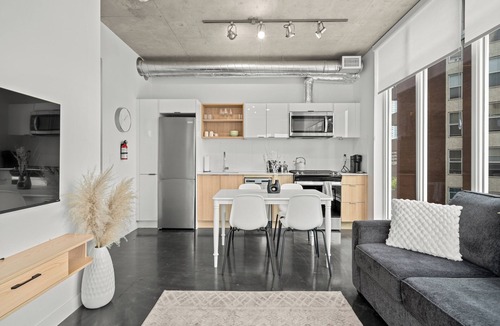 Connaught Condo | Designer Cosmopolitan Loft in Downtown Calgary