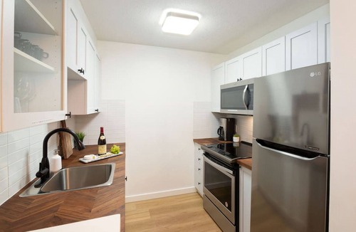 Whistler Cay Heights House | Designer home - A/C, pool, hot tub & free parking