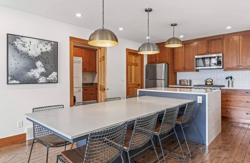 Teepee Town Apartment | Designer Home, Private Hot Tub