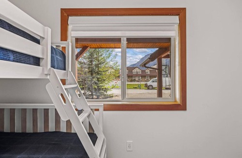 Teepee Town Apartment | Designer Home, Private Hot Tub