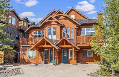Teepee Town Apartment | Designer Home, Private Hot Tub
