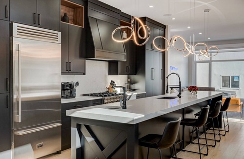Shaganappi House | Detach, Luxury, Near Downtown w/Hot tub+ Garage