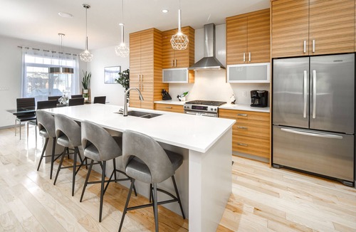 Rosscarrock House | Detached, Luxury, mins to DT & Walking distance to C-train!