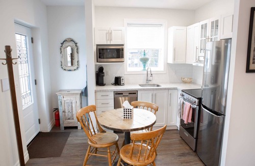 Burlington House | Detached Victorian Style Tiny Home - long stays U7