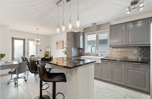 Drumheller House | Dino Roar I Sleeps 12 I New