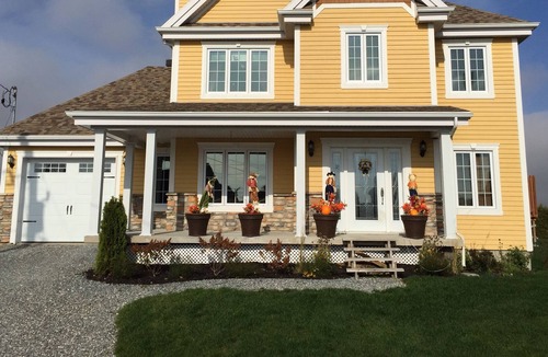 Saint-Isidore House | Discover Quebec city and live in a coutry yard house