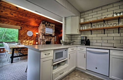 Beaconia Cabin | Discover Your Perfect Retreat at Evergreen Escape Cabin Rental!nn