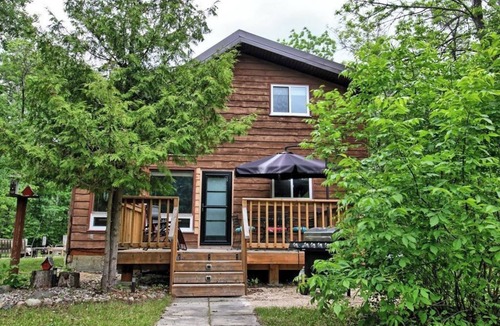 Beaconia Cabin | Discover Your Perfect Retreat at Evergreen Escape Cabin Rental!nn