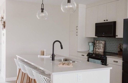 Sylvan Lake House | Dock 98 relaxing beachy townhouse in beautiful sylvan lake w/hot tub