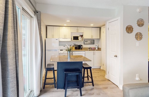 Craigleith Apartment | Dog-friendly condo w/shared pool & tennis - walk to slopes