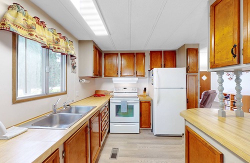 Christina Lake House | Dog-friendly cottage w/full kitchen, deck, & firepit - near playground & beach
