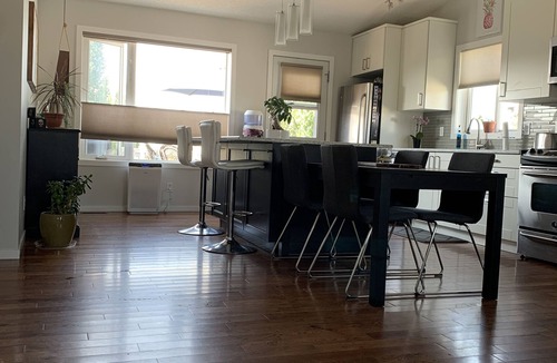 Cochrane House | Dog friendly home that is perfectly situated between the mountains and the city.