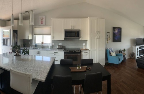 Cochrane House | Dog friendly home that is perfectly situated between the mountains and the city.