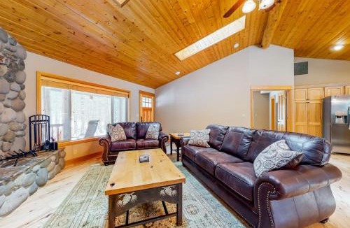 Three Rivers House | Dog-friendly home with central AC fireplace WiFi washer&dryer