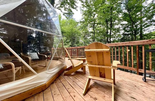 Saint-Gabriel-de-Valcartier House | Dome # 4 with a view to the forest.