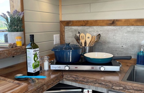 Listuguj Mi'gmaq First Nation Ski Chalet | Dôme 5: Waterfront-HotTub-AC-BBQ-Kitchen-Bathroom
