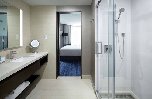 Quartier des Spectacles Hotel | DoubleTree by Hilton Montreal