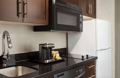 Pointe Claire Hotel | DoubleTree by Hilton Pointe Claire Montreal Airport West