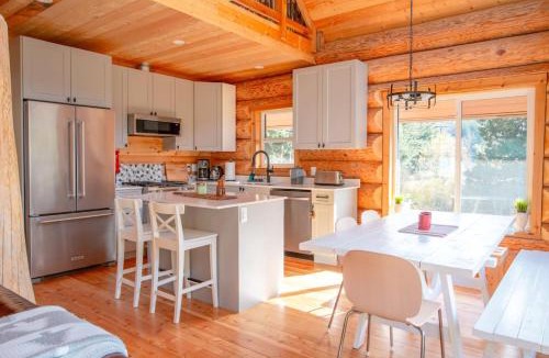 Sunshine Valley House | Douglas Fir Retreat, Mtn Views and Expansive Deck