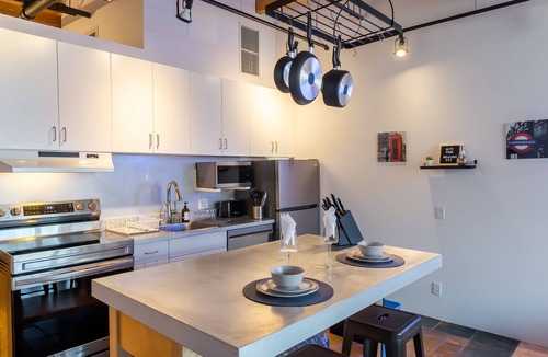 Downtown Edmonton Condo | ⭐️ Downton Edmonton Loft w/Free Parking - Walk to Rogers Place!