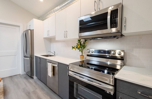 Downtown London Apartment | Downtown 2 bedroom near Victoria park in the Middle of Entertainment District