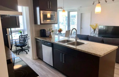 Gastown Apartment | Downtown 3br/2ba+Views+Skytrain+Free Parking