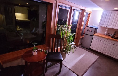 City Centre House | Downtown beachfront suite!