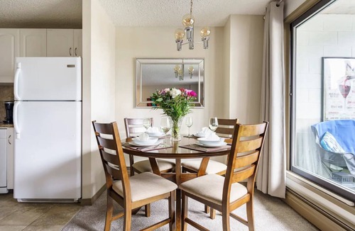 Beltline Condo | Downtown Condo/Free Parking/walk to BMO & Stampede