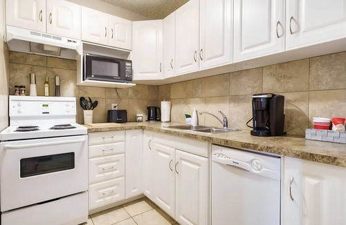 Beltline Condo | Downtown Condo/Free Parking/walk to BMO & Stampede