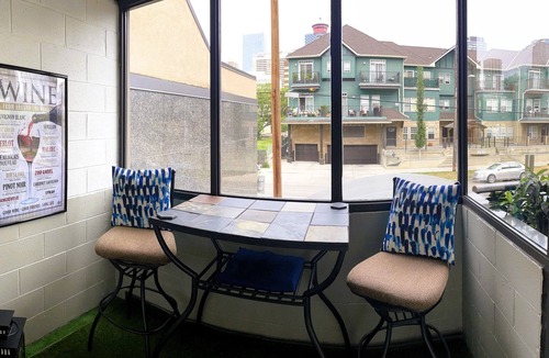 Beltline Condo | Downtown Condo/Free Parking/walk to BMO & Stampede