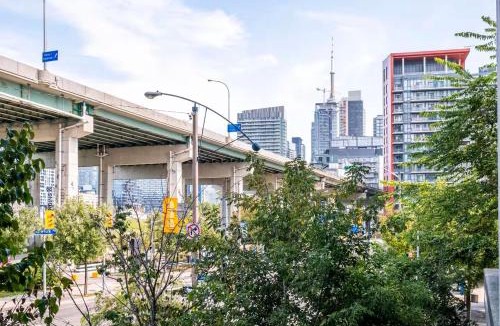 CityPlace Apartment | Downtown Cozy 1BR Condo- Steps from Lake & King street