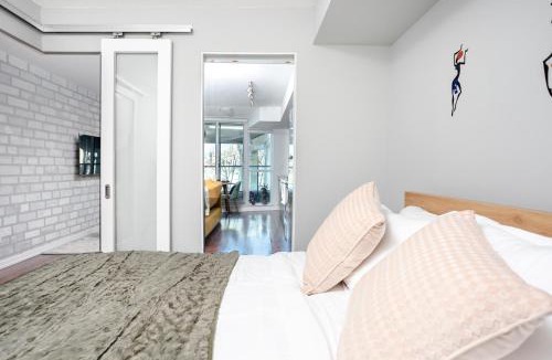 CityPlace Apartment | Downtown Cozy 1BR Condo- Steps from Lake & King street