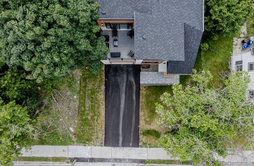 Belleville House | Downtown House 3BDR 2Bath BBQ HDTV Wi-Fi Balcony Sleeps up to 6