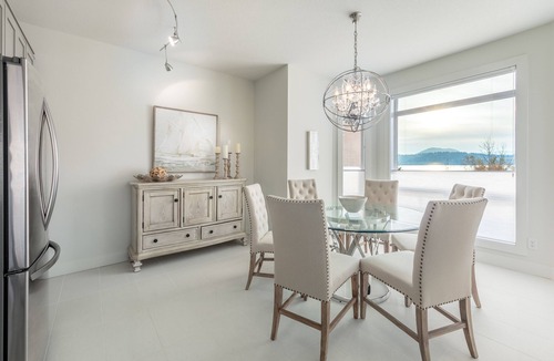 North End House | Downtown Kelowna Luxury Waterfront townhouse pool/hot tub