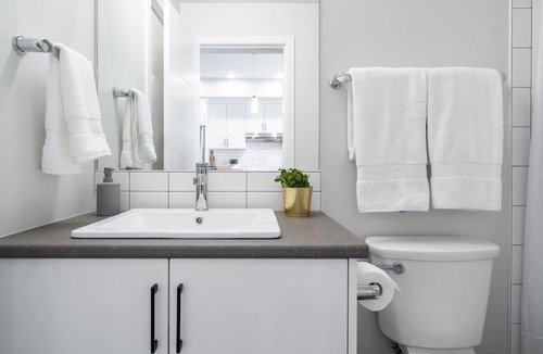 North End Apartment | Downtown Kelowna Modern Spacious Oasis + Mountain View
