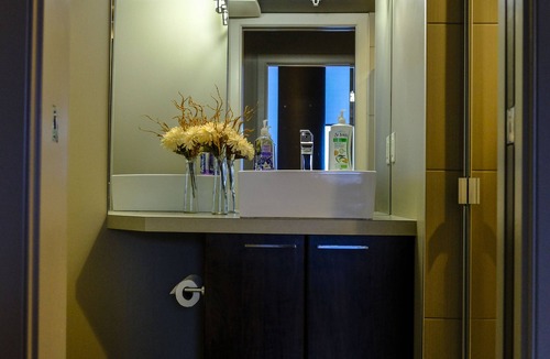 Victoria Park Condo | DOWNTOWN Luxury High-Rise Condo 2 BR / 2 BA Suite Next To BMO / Stampede Grounds