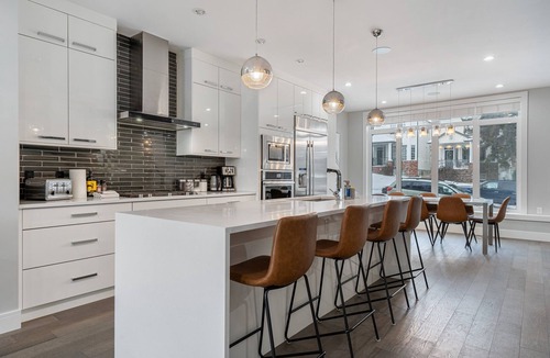 Southwest Calgary House | Downtown Luxury with Fast Wi-Fi & Amazing Kitchen!
