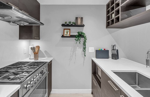 Richmond City Centre Apartment | Downtown Modern 1 Br & Den | Steps to Transit & YVR & Shopping