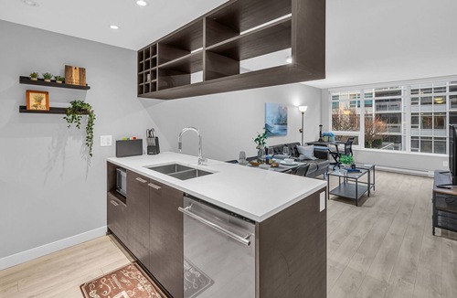 Richmond City Centre Apartment | Downtown Modern 1 Br & Den | Steps to Transit & YVR & Shopping