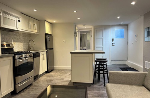 Leslieville House | Downtown Modern Newly Renovated 1Bedroom- Wifi, Transit, Walkable-LESLIEVILLE