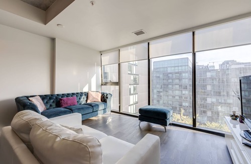 Wellington Place Condo | Downtown Toronto luxury unit/Free parking