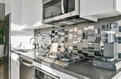 Connaught Apartment | Downtown Views | Gym | UG Park | Interior Designed