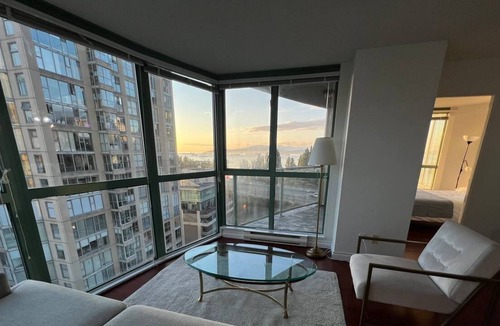 Kitsilano Condo | Downtown Vintage Ocean View Condo and Sunset Beach