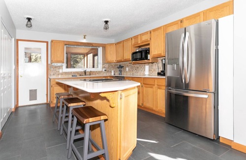Jasper East House | Dream 4-Br 4-Ba | Private Pool & Hot Tub | 2-min DRIVE to Jasper National Park