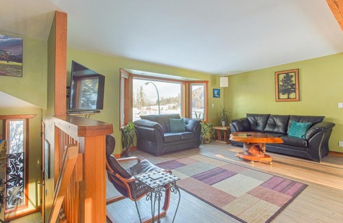 East Kootenay Apartment | Dream Retreat with Hot Tub by StayIn